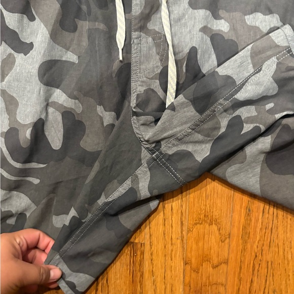 Vuori Banks Shorts Mens Medium Drawstring Stretch Performance Grey Camo Gym V330 - Picture 7 of 14